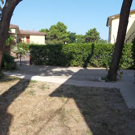 Flat In A Surrounded By Garden Rosolina Mare